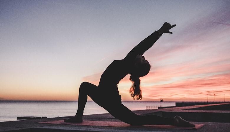 Yoga ajuda a aliviar os sintomas da TPM