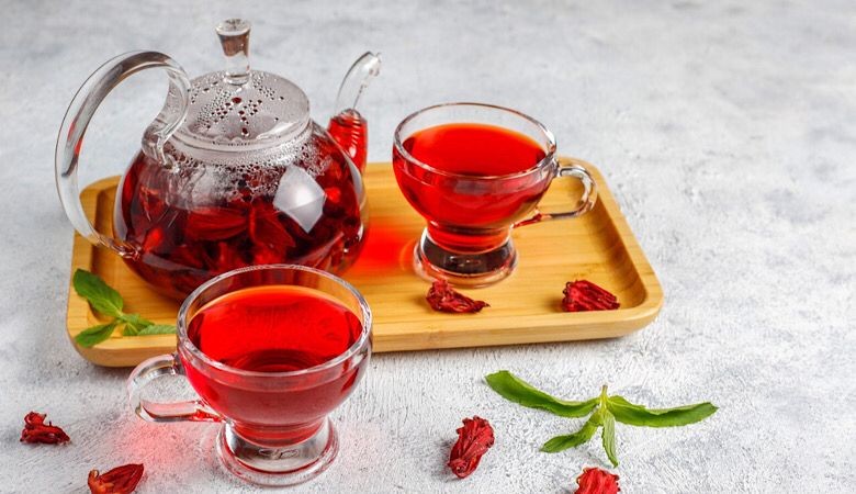 Corpo e mente: conheça as propriedades e os benefícios do chá de hibisco